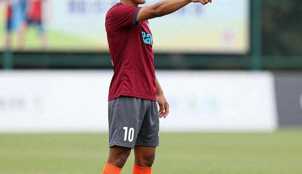 Thị trường chuyển nhượng V-League: Điều khoản chìm, dòng tiền và cuộc chơi của những người cầm quân