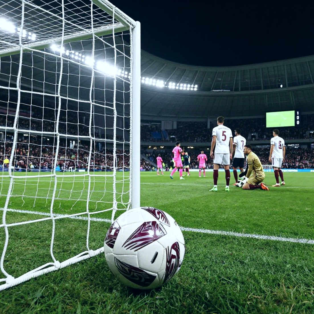Khoảng lặng V.League: Khi bóng đá Việt Nam học cách lớn lên trong im lặng