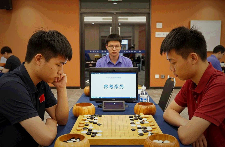 Chín chiều phân tích, không một dòng dữ liệu: vì sao một kết luận trống lại đáng tin hơn một dự đoán