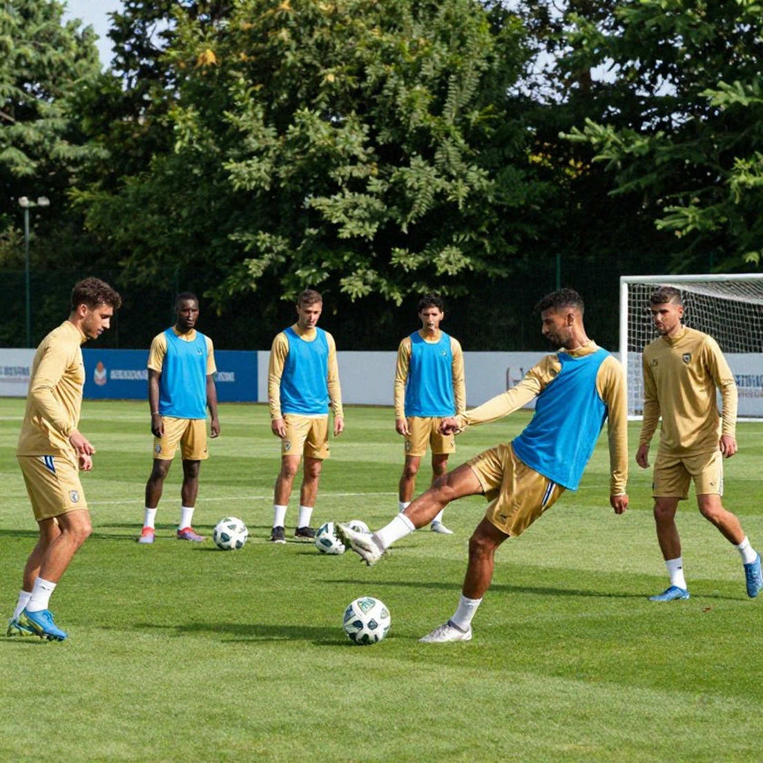 Roger Federer's viral ball trick: A surprising moment for Thierry Henry or On's commercial campaign?