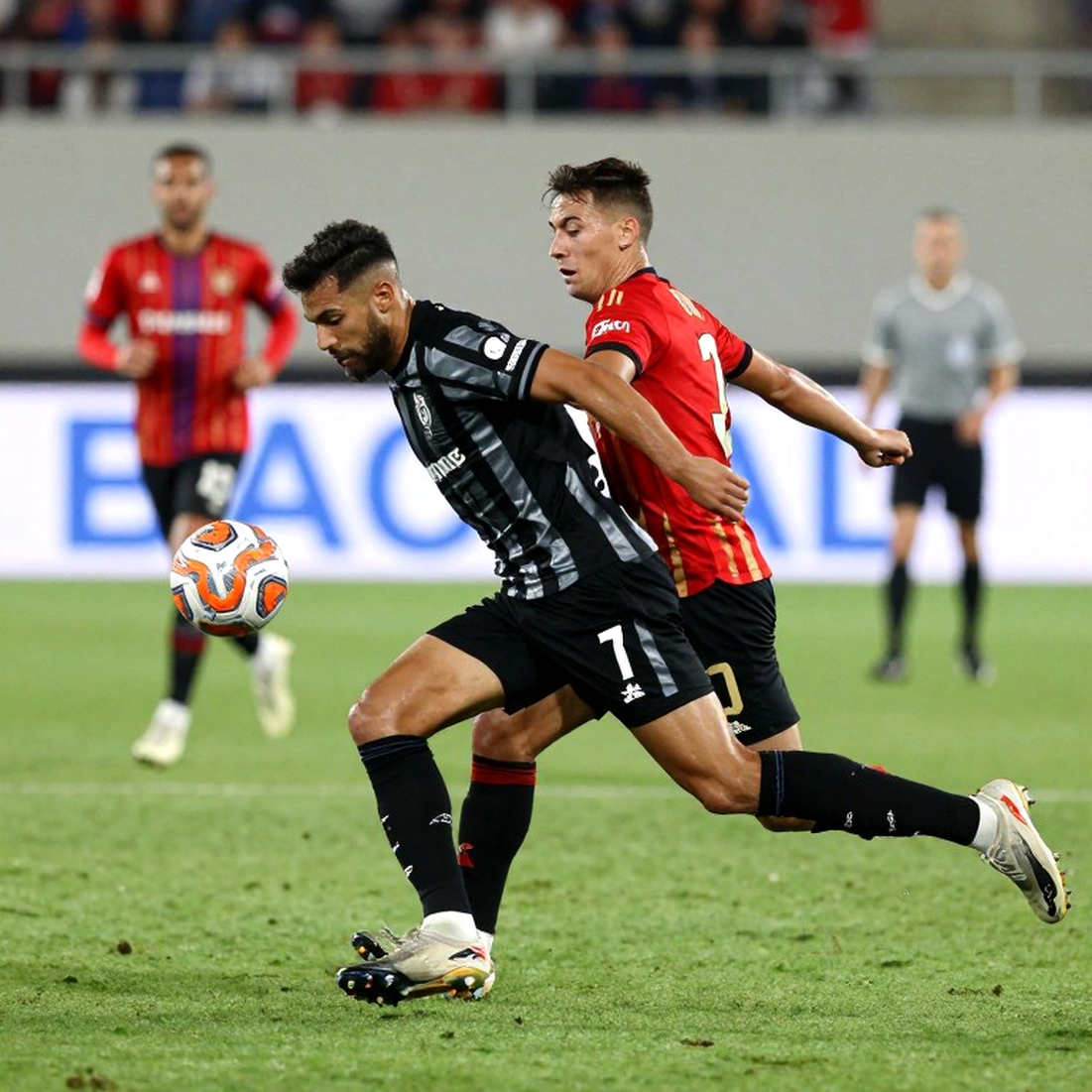 Chicharito, Luis Miguel và bản lý lịch cuối sự nghiệp: Khi một tiền đạo học cách giữ nhịp ngoài sân cỏ