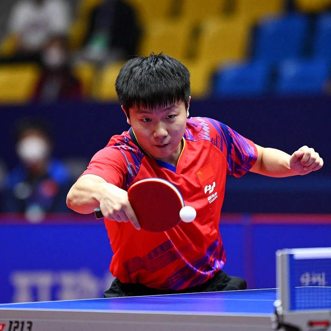 Leny Yoro lên tuyển Pháp: một suất triệu tập, hai câu chuyện, và cái đầu gối bị bỏ quên