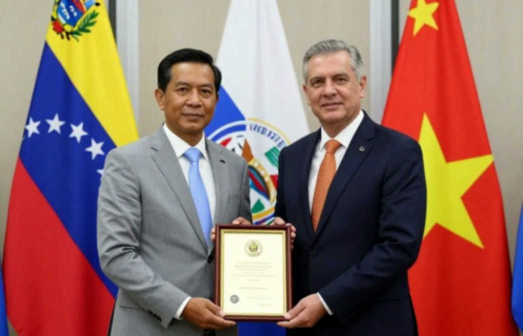 Chiếc đai hạng nặng UFC: 27 triều đại trong 28 năm và khoảng trống đang chờ